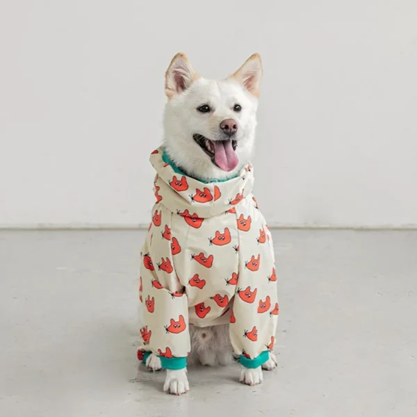 Mittelgroßer weißer Hund (Shiba Inu / Akita Typ) trägt beige Hundejacke mit Fuchs-Muster und Kapuze.