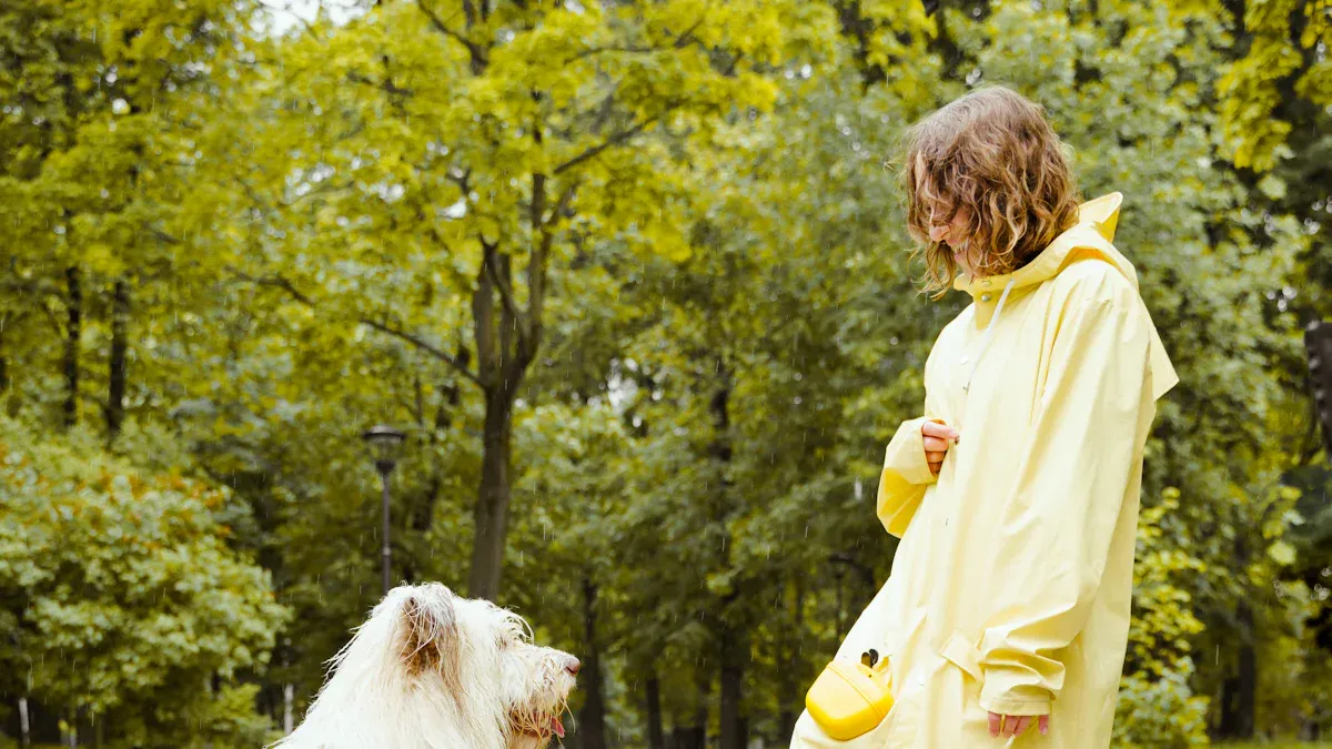 Die perfekte Größe für den Hunde-Regenmantel finden
